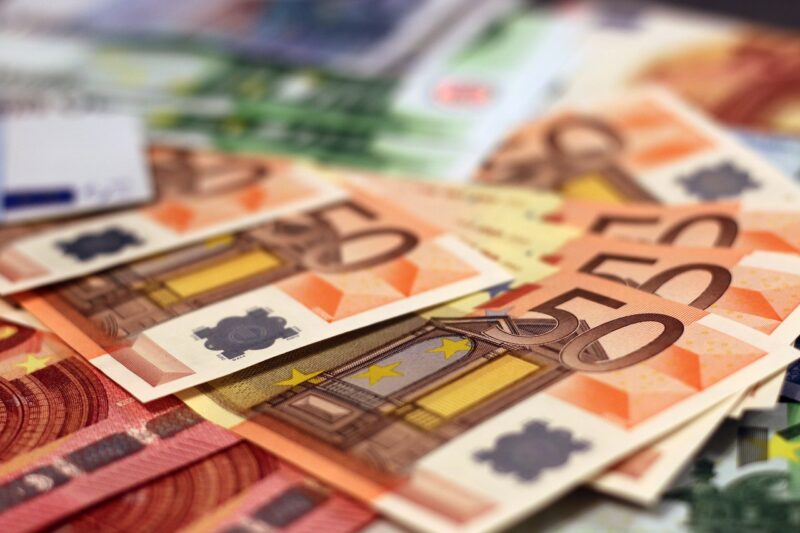 banknoty euro na stole